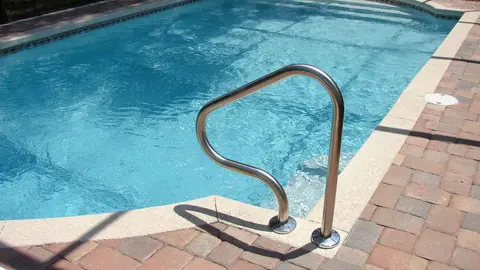 Una piscina en una foto de archivo