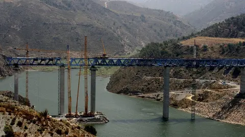Obras en el viaducto de la presa de Rules en Granada