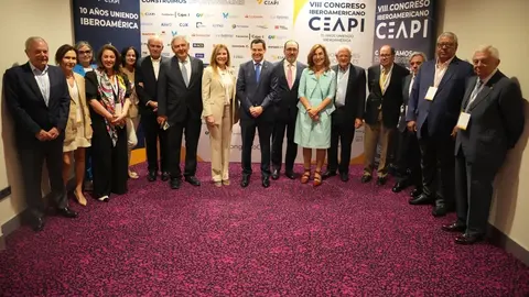 Juanma Moreno, en el centro de la imagen, durante la inauguraci&oacute;n del CEAPI en Sevilla (1)