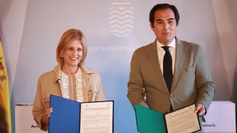 Garc&iacute;a-Pelayo y Jos&eacute; Antonio Nieto tras la firma del convenio | Cristo Garc&iacute;a