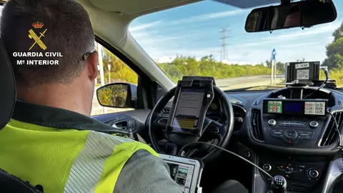 Un agente de la Guardia Civil durante un control
