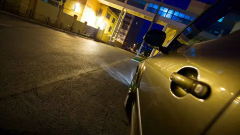 Un coche circulando de madrugada