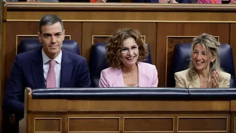 El presidente del Gobierno, Pedro S&aacute;nchez, junto a las vicepresidentas primera y segunda, Mar&iacute;a Jes&uacute;s Montero y Yolanda D&iacute;az