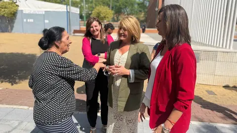 La alcaldesa de Huelva, Pilar Miranda, ha supervisado las obras realizadas en la plaza Santa Raquel
