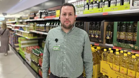 Trabajadores de Mercadona reponiendo en un supermercado