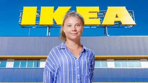 Greta Thunberg delante de una tienda de Ikea