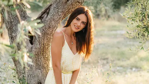 Una mujer a la moda con prendas de Sfera