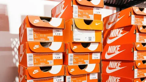 Caja de zapatillas en tienda NIKE