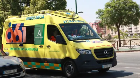 Una ambulancia del 061 por las calles de Sevilla