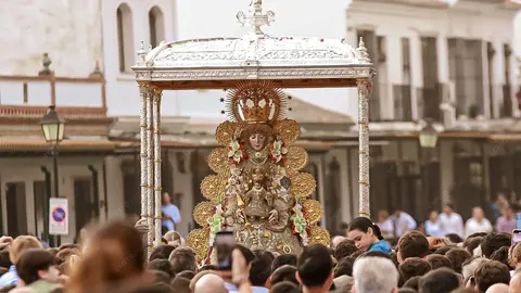 La procesi&oacute;n de la Virgen del Roc&iacute;o ha vuelto a desatar pasiones