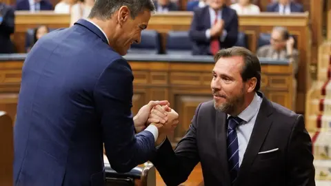 El ministro &Oacute;scar Puente saluda a Pedro S&aacute;nchez