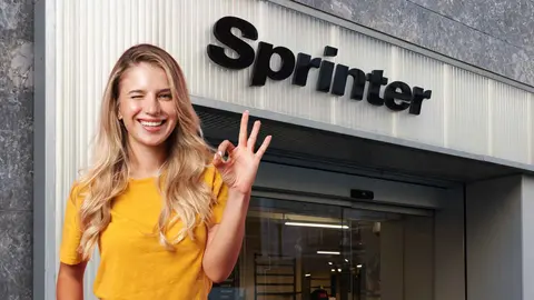 Una mujer frente a una tienda de Sprinter