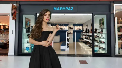 Una mujer frente a una tienda de Marypaz