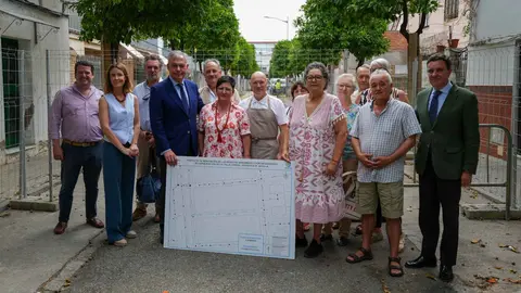 Jos&eacute; Luis Sanz supervisa los trabajos en la calle Utrera | Ayuntamiento de Sevilla
