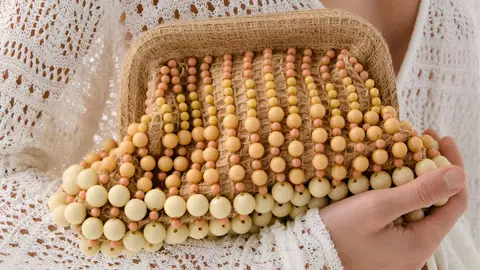 Bolso crochet con cuentas decorativas de El Corte Ingl&eacute;s