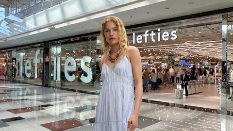 Una mujer a la moda con ropa de Lefties