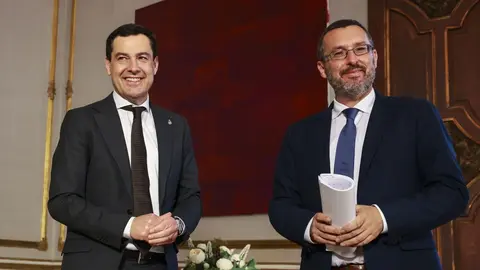Juanma Moreno, junto al alcalde de La L&iacute;nea, Juan Franco