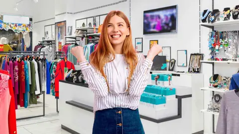 Una mujer en una tienda de El Corte Ingl&eacute;s con ropa de Parfois