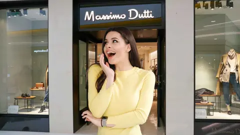Una mujer frente a una tienda de Massimo Dutti