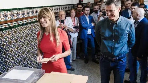Bego&ntilde;a G&oacute;mez vota junto a Pedro S&aacute;nchez en las elecciones generales de julio de 2023