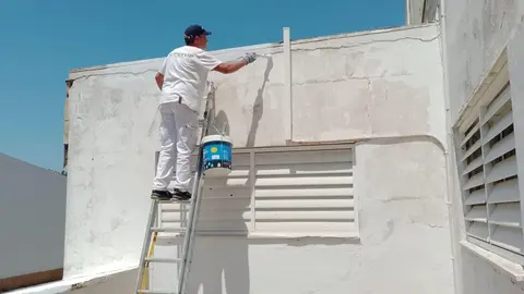 Trabajos de pintura en el colegio Sagrada Familia de Huelva