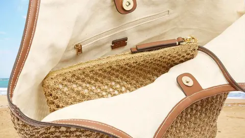 Bolso de hombro estilo shopper efecto rafia con neceser extra&iacute;ble y cierre imantado de Parfois