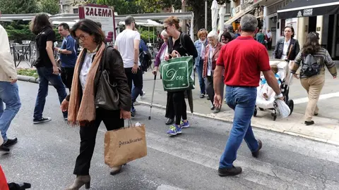 Personas paseando por Ja&eacute;n