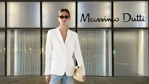 Una mujer a la moda con ropa de Massimo Dutti