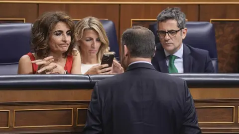 &Aacute;balos habla con Mar&iacute;a Jes&uacute;s Montero y F&eacute;lix Bola&ntilde;os en el Congreso de los Diputados