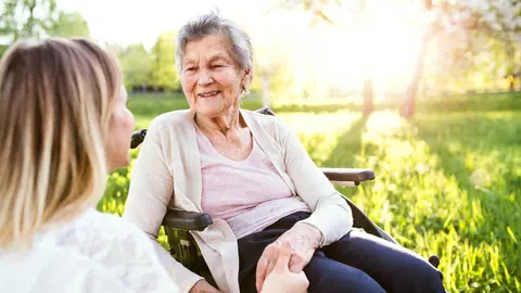 Una usuaria en un centro de d&iacute;a