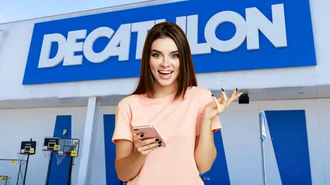 Una mujer frente a una tienda de Decathlon