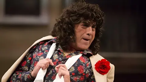 Jos&eacute; Luis Garc&iacute;a Coss&iacute;o 'El Selu', durante una actuaci&oacute;n de la chirigota 'Los quemasangre'