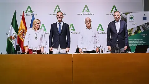 Ram&oacute;n Fern&aacute;ndez-Pacheco en el transcurso de su participaci&oacute;n en la inauguraci&oacute;n en Sevilla de unas jornadas organizadas por la Asociaci&oacute;n de Comunidades de Regantes de Andaluc&iacute;a | Salvador L&oacute;pez Medina