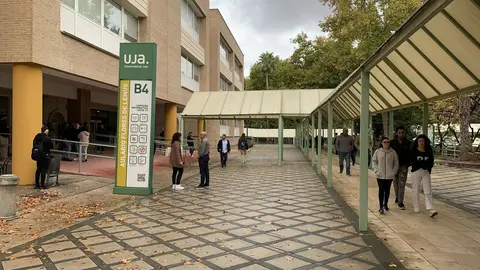 Estudiantes en el campus de Las Lagunillas de la Universidad de Ja&eacute;n