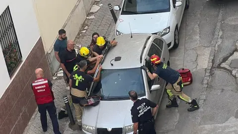Bomberos de Sevilla rescatan a una ni&ntilde;a de tres a&ntilde;os atrapada en el interior de un coche