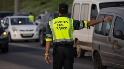 Agente de la Guardia Civil de Tr&aacute;fico en una imagen de archivo