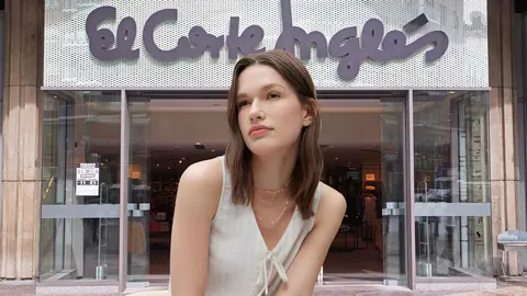 Una mujer frente a una tienda de El Corte Ingl&eacute;s