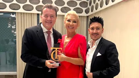 Jes&uacute;s Rubiales posa con el galard&oacute;n en los Premios Grandes Talentos 2025 junto a Jenny Llada y Manu S&aacute;nchez