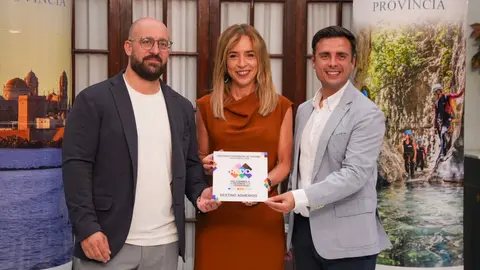 La presidenta de la Diputaci&oacute;n, Almudena Mart&iacute;nez, junto al diputado de Turismo Germ&aacute;n Beardo y Nano Garc&iacute;a