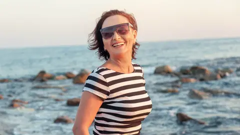 Mujer de vacaciones en la costa espa&ntilde;ola