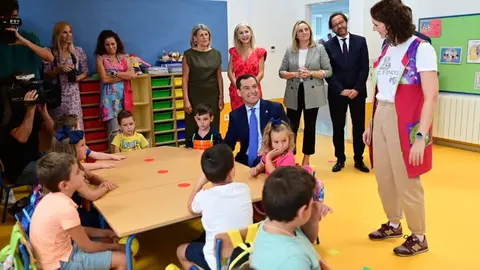 Juanma Moreno en un centro educativo