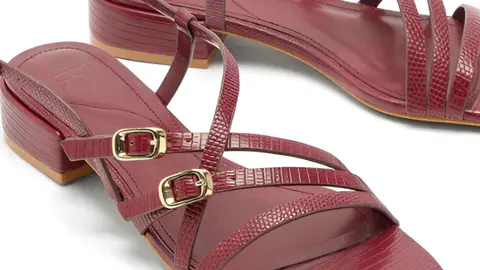 Sandalias de tac&oacute;n con grabado animal print y tiras cruzadas con hebilla de Parfois