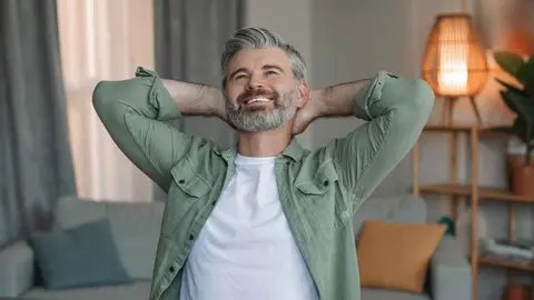 Un pensionista comprueba el estado su pensi&oacute;n de la Seguridad Social