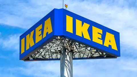 Valla en alto de tienda IKEA