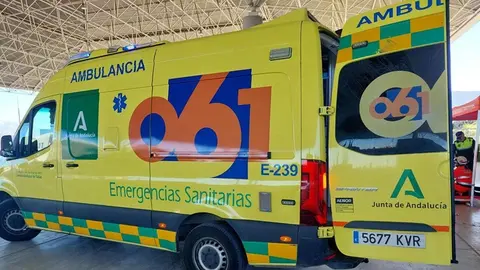 Una ambulancia del 061 se ha desplazado hasta el lugar de los hechos
