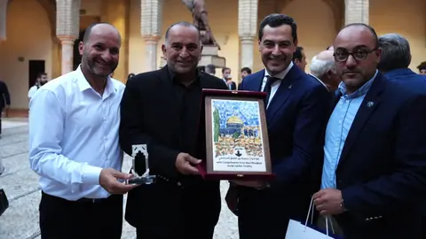 Juanma Moreno, durante el acto de entrega de los Premios del Mediterr&aacute;neo