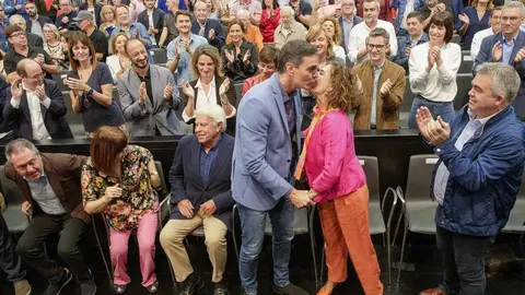 Mar&iacute;a Jes&uacute;s Montero, junto a Pedro S&aacute;nchez, Santos Cerd&aacute;n y Felipe Gonz&aacute;lez, una una imagen de archivo