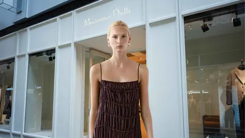 Una mujer a la moda con el vestido de Massimo Dutti