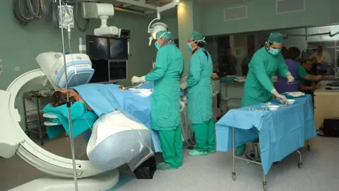 Sanitarios operando en un hospital de Huelva