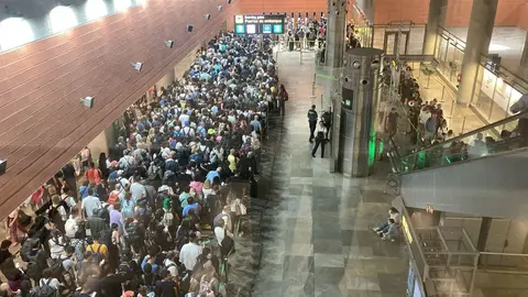 Interminables colas en la terminal 4 del Aeropuerto de Barajas